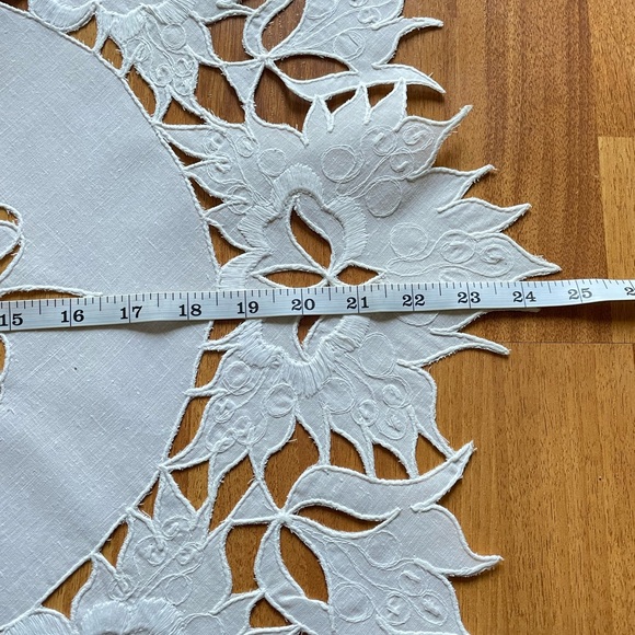 Embroidered round tablecloth - Picture 3 of 7